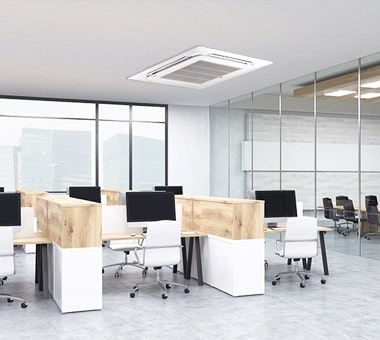 Una unidad central de techo montada de LG adorna una oficina blanca. A la derecha, una sala de conferencias de vidrio.