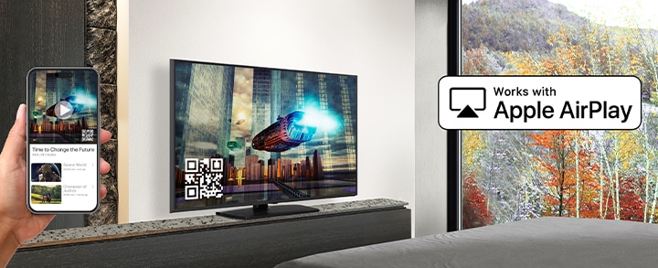 Un huésped del hotel está emparejando su iPhone con el televisor de la habitación a través de AirPlay.