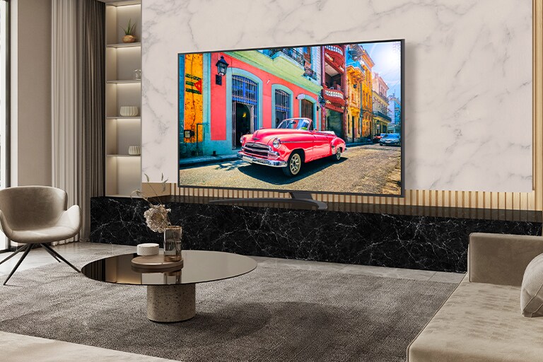 Hay un televisor instalado en un soporte cerca de la pared de la habitación del hotel, y la pantalla es brillante y nítida.
