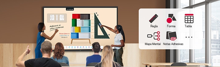 Durante la clase, un estudiante escribe en la pantalla de la pizarra digital, mientras que otro usa la regla del menú de la barra de herramientas.