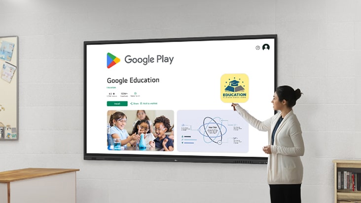 Una mujer navega por Google Play Store descargando aplicaciones educativas. Esto es posible gracias a que LG CreateBoard es una pizarra digital interactiva certificada por Google.