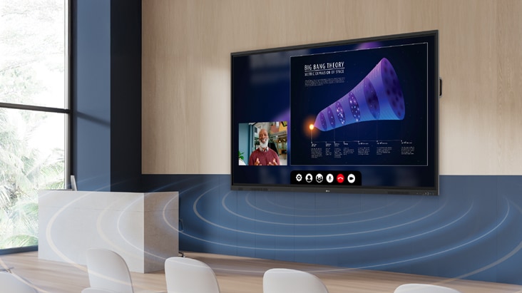 La pizarra digital interactiva LG está montada en la pared de la sala de conferencias y se imparte una clase a distancia a través de su pantalla, utilizando los altavoces frontales y el subwoofer.