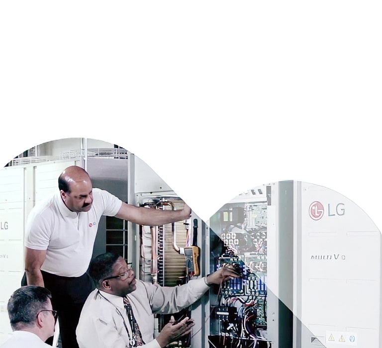 Algunos expertos están inspeccionando una de las máquinas MULTI V i de LG instaladas junto a la pared, comprobando cuidadosamente su rendimiento y componentes clave.