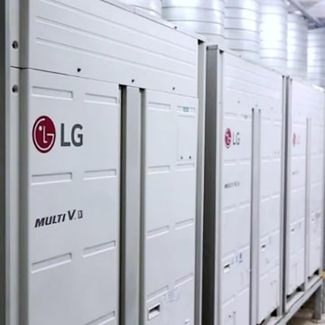 Vista frontal de múltiples unidades exteriores LG Multi V, dispuestas una junto a la otra.
