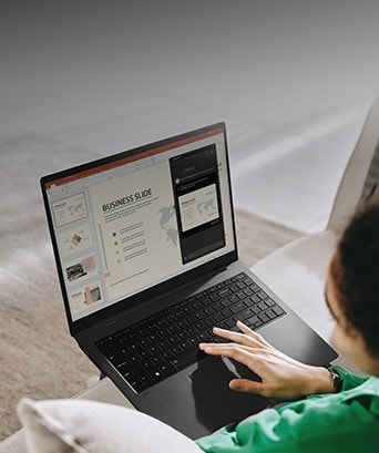 Osoba używająca laptopa do zadań produktywnych, symbolizująca komputery firmy LG do bezpiecznej i wydajnej pracy.