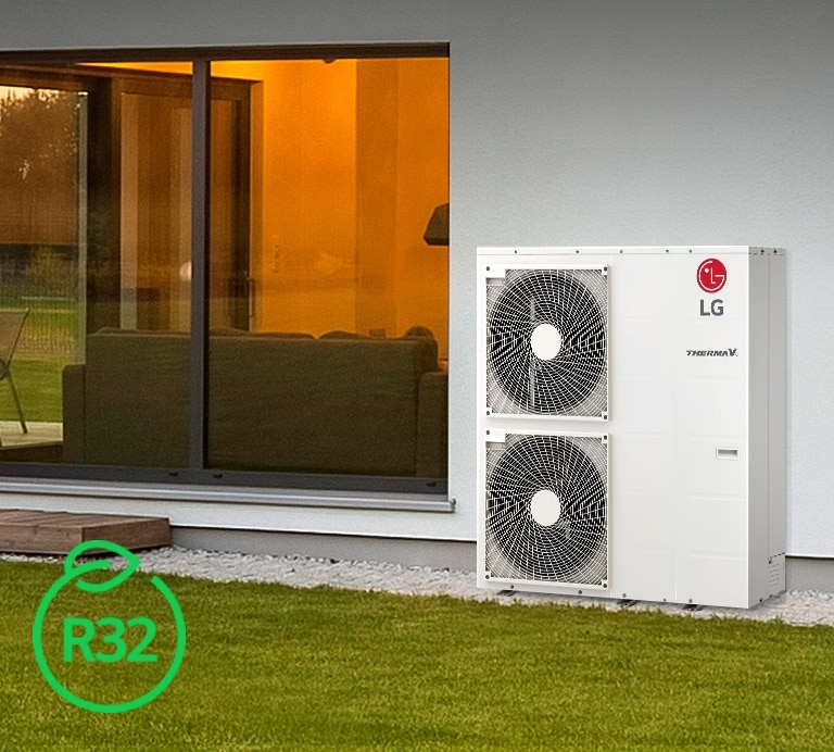 Zdjęcie podwórka i domu z zainstalowaną pompą ciepła Monobloc.