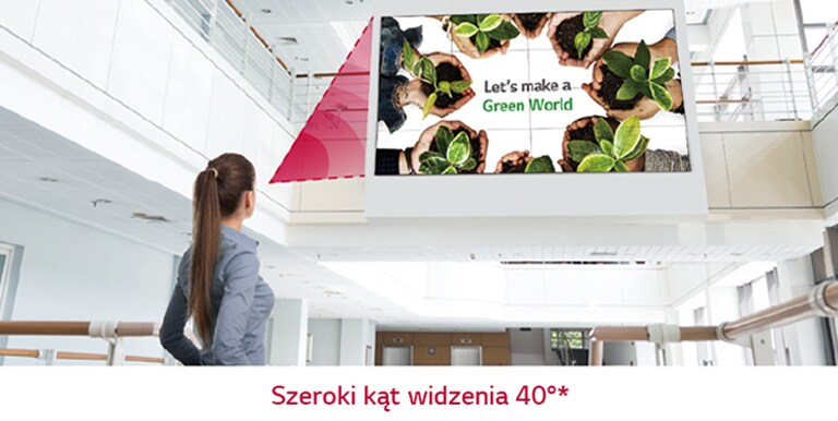 Kobieta patrzy na ekran zainstalowany na górze. Przedstawia on obraz wiernie odwzorowujący kolory.