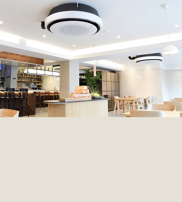 Unidades interiores da LG para sistemas VRF, com designs elegantes para montagem no teto. Oferecem soluções eficientes de ar condicionado adaptadas a diversos tipos de espaços empresariais.