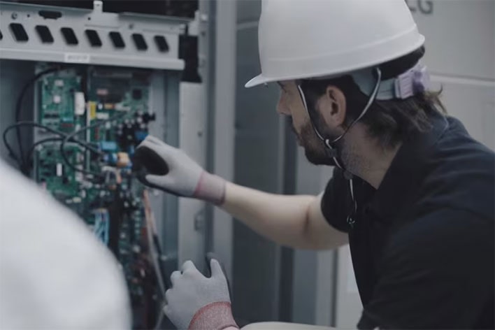 Serviço de manutenção anual do sistema LG VRF, com inspeções e limpeza especializadas. Assegura um desempenho ideal do sistema de HVAC através da substituição regular de peças e cuidados de manutenção.