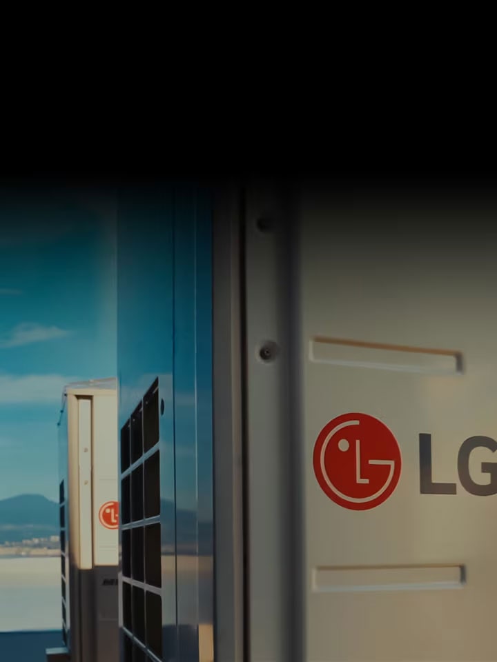 Unidade exterior HVAC da LG instalada com o logótipo LG em destaque contra um céu limpo. Tecnologia de controlo climático eficiente e sustentável para todos os ambientes.