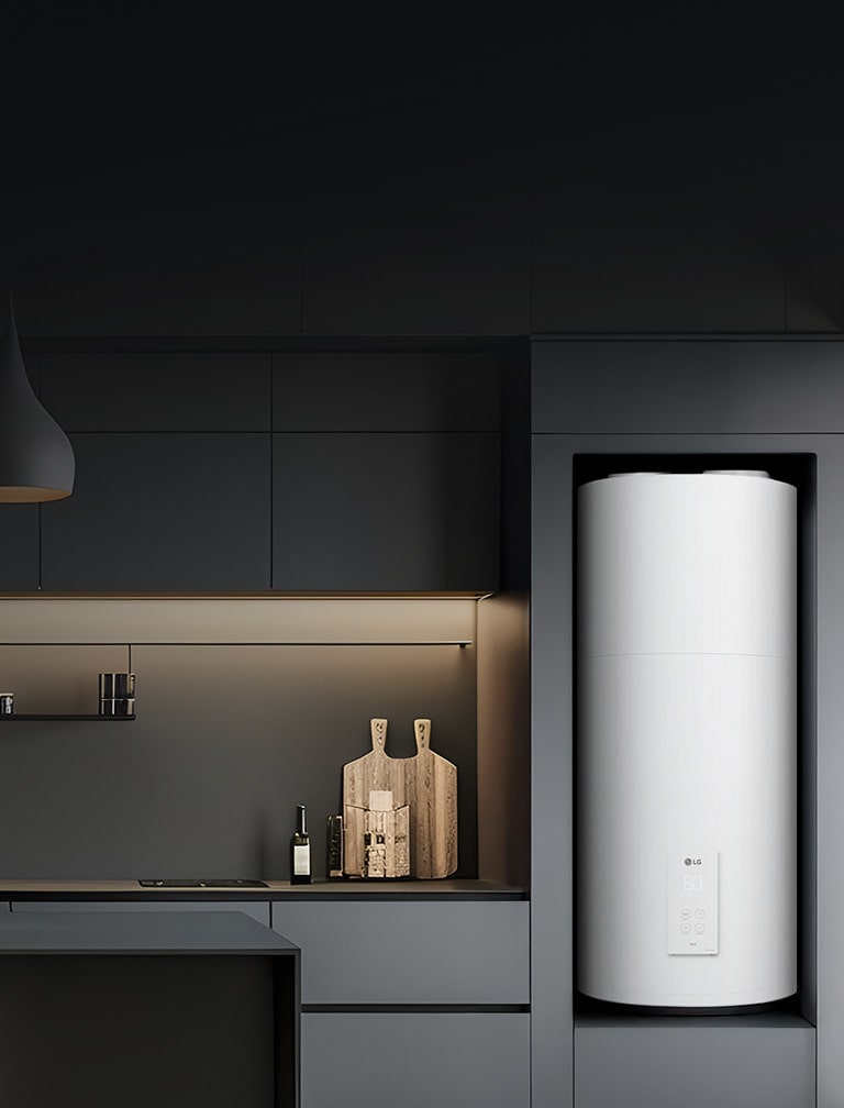 LG Heat Pump Water Heater embutido num elegante armário de cozinha junto à janela, demonstrando as opções flexíveis da gama de produtos.