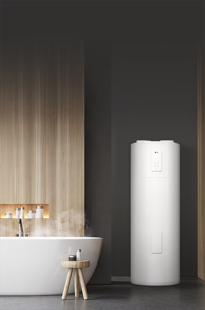 LG Heat Pump Water Heater instalado numa casa de banho moderna, que assegura um abastecimento de água quente energeticamente eficiente.