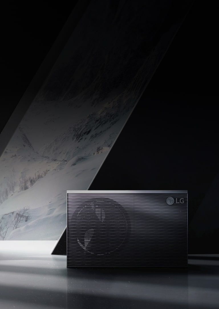 Um produto LG THERMA V preto, em frente ao ecrã com a imagem de uma montanha coberta de neve.
