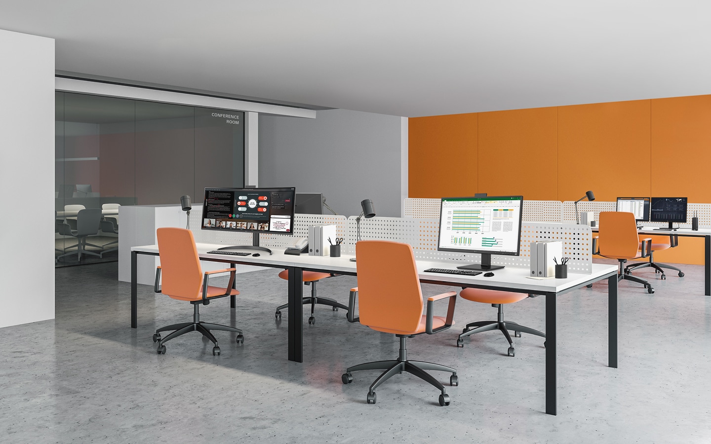 Espaço de trabalho de escritório com secretárias, cadeiras cor de laranja e vários monitores