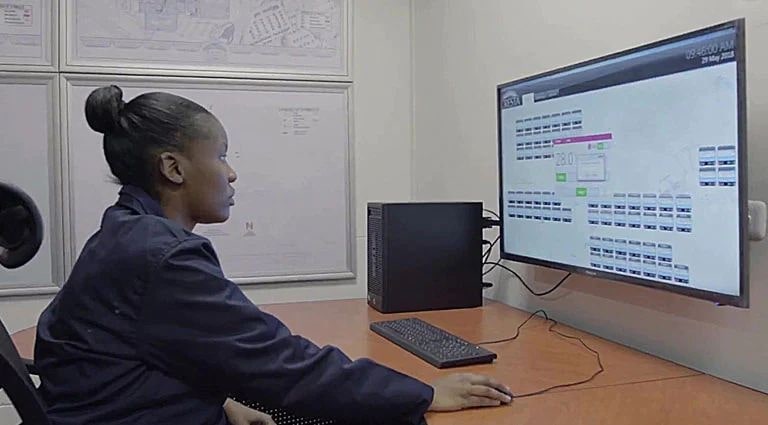 امرأة تحت المراقبة