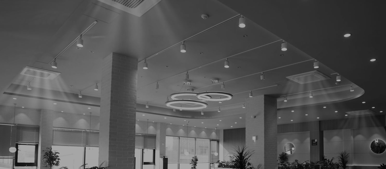 مكيف هواء ذو 4 وحدات يعمل على تكييف المقهى