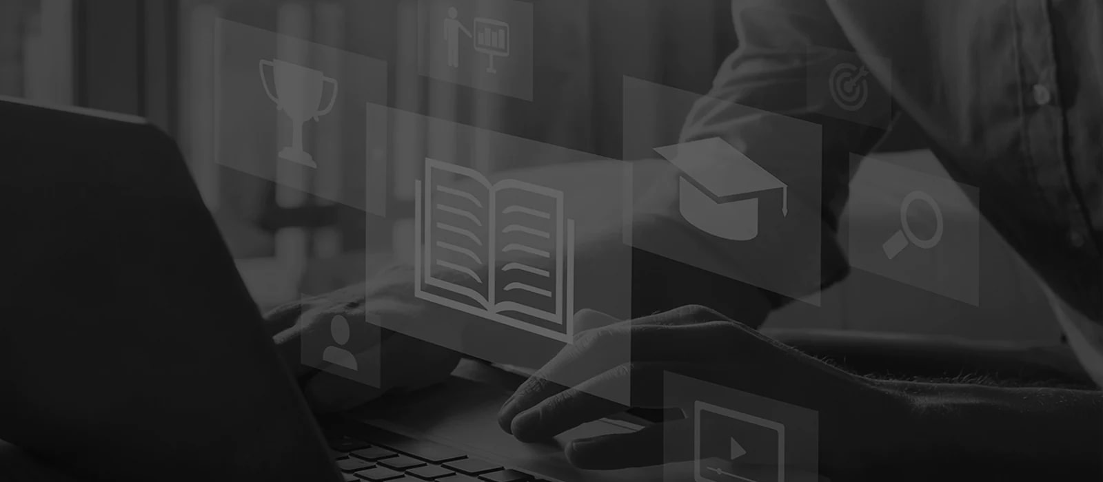 شخص يبحث عن شيء ما عبر الإنترنت.