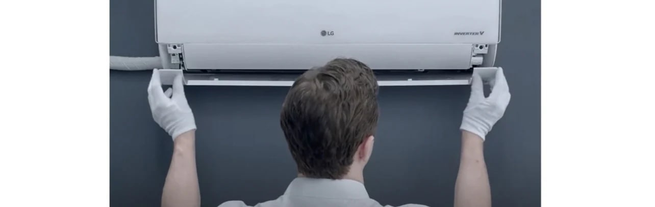 فني يصلح أحد المكيفات.
