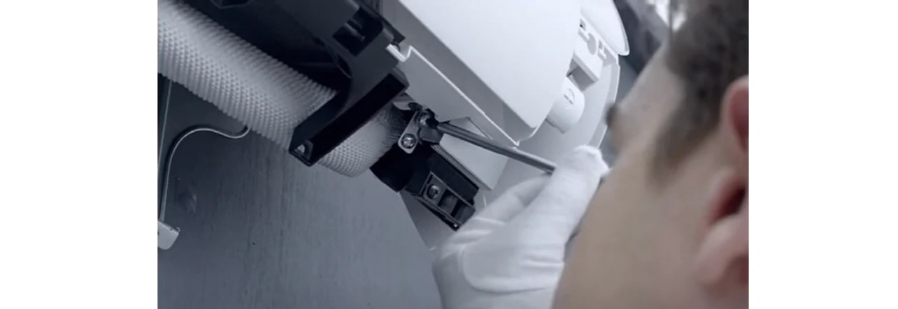 فني يصلح أحد المكيفات.