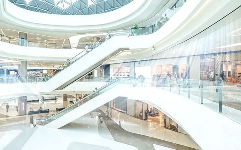 صورة لردهة في مركز تجاري به مكيف هواء.