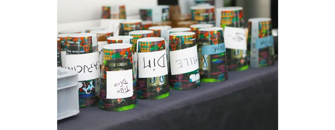 يتم عرض الكوب بشكل مقلوب