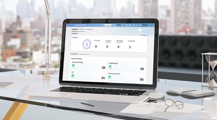 على المكتب، يعرض جهاز كمبيوتر محمول لوحة تحكم LG ConnectedCare (ترخيص DMS) على شاشته.