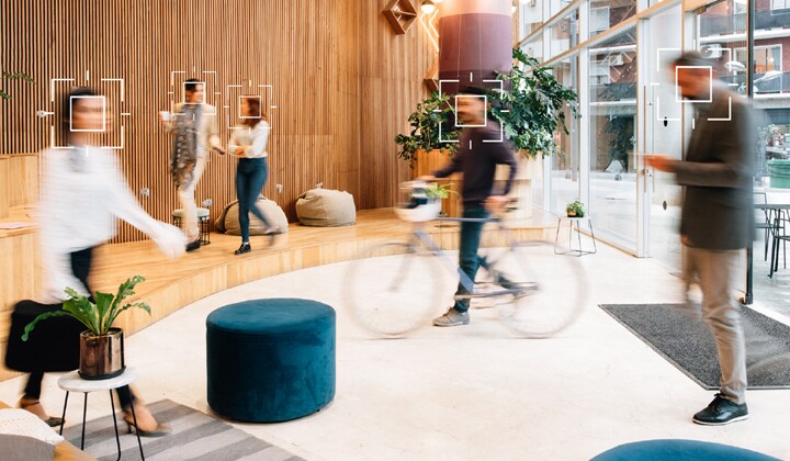 تُظهر هذه الصورة المنظر من اللافتات الرقمية نفسها، وتوضح كيفية تحليل بيانات حركة مرور الأشخاص القريبين من المكان.