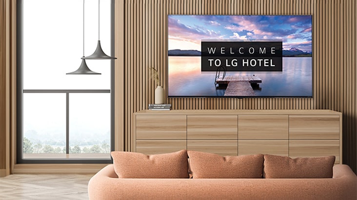 تم تركيب تلفزيون تجاري من LG في غرفة فندق.
