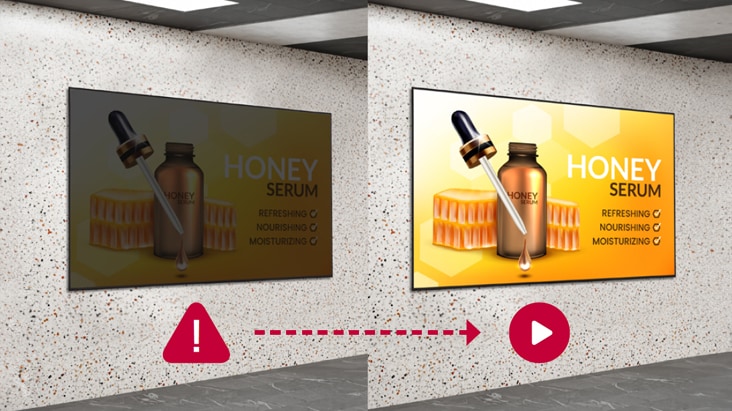 توقف المحتوى على الشاشة اليسرى، بينما تستمر الشاشة اليمنى في تشغيل المحتوى بسلاسة.