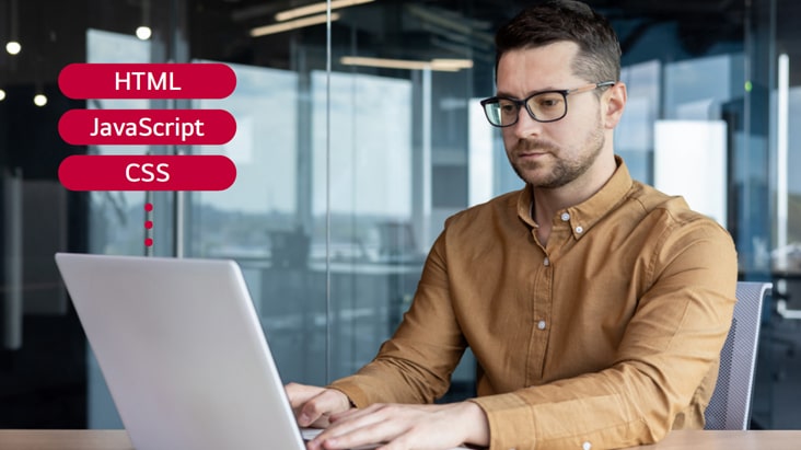 تصوّر هذه الصورة مطوراً يستخدم حاسوبًا محمولاً، مع عرض لغات البرمجة المتوافقة في الزاوية العلوية اليسرى.