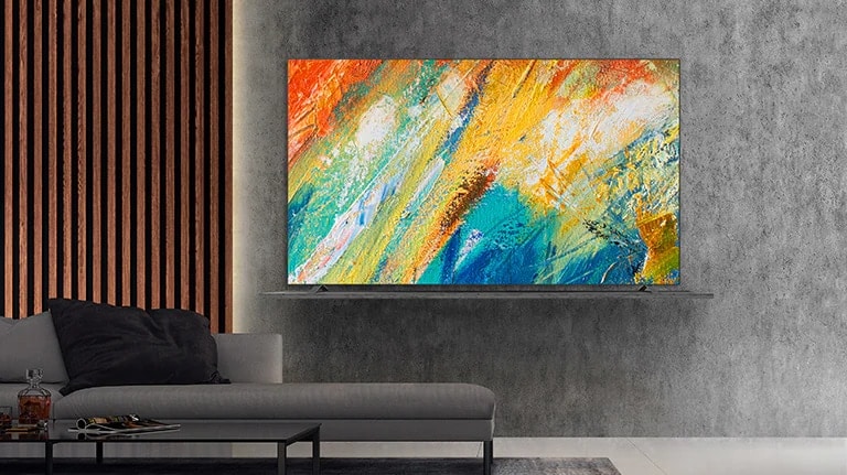 تلفزيون داخل إطار على رف حائط في فندق، وتعرض شاشة التلفزيون لوحات فنية.