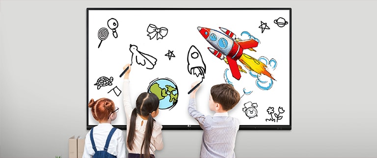 ثلاثة_أطفال_يرسمون_على_سلسلة_tr3b_/G في نفس الوقت.