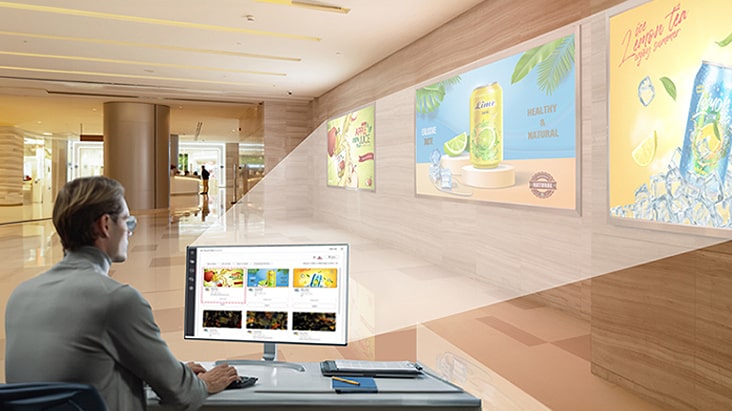 An administrator is controlling multiple signage devices collectively using a personal PC.