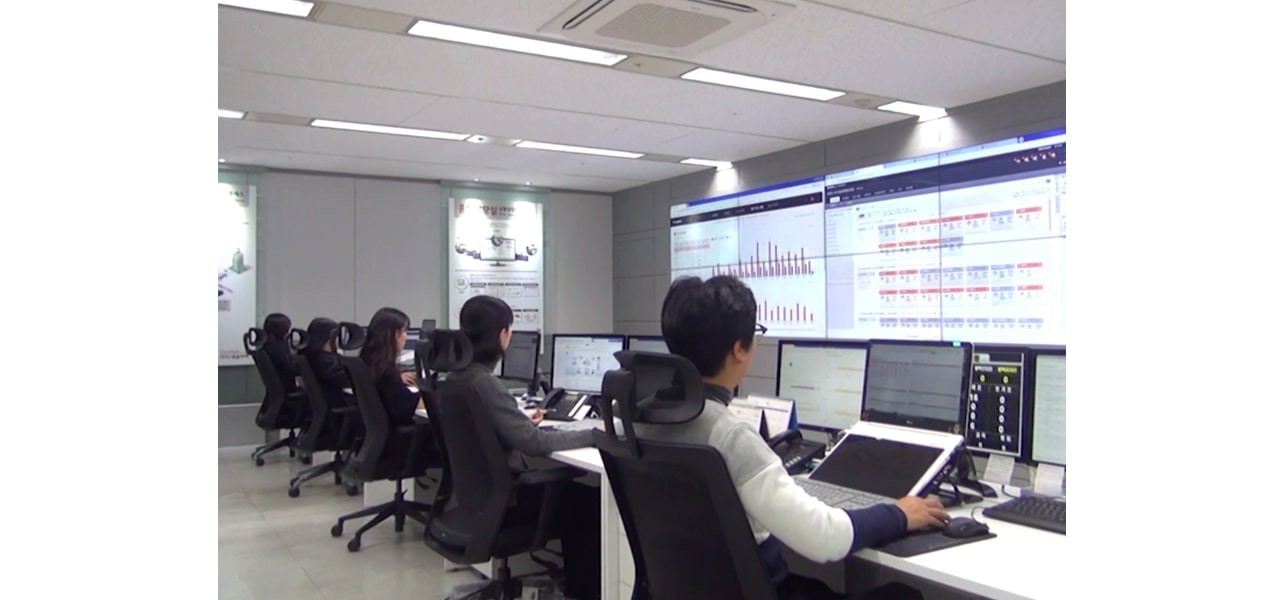 คนที่กำลังทำงานในห้องควบคุม