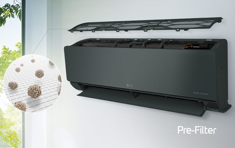 เครื่องปรับอากาศ LG ติดตั้งบนผนังและมองจากมุมด้านข้าง แผงด้านบนลอยอยู่ด้านบนเห็นตัวกรองด้านในสามารถมองเห็นได้ เส้นจากแผ่นกรองชั้นแรกนำไปสู่วงกลมที่ขยายใหญ่ขึ้นซึ่งแสดงฝุ่นที่ติดอยู่ในแผ่นกรองชั้นแรก โลโก้ Pre-Filter จะแสดงที่มุมล่างขวา