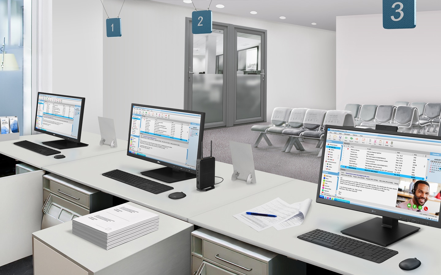 เคาน์เตอร์แผนกต้อนรับในโรงพยาบาลหรือคลินิกที่มีจอภาพและอุปกรณ์ Thin Client หลายเครื่อง