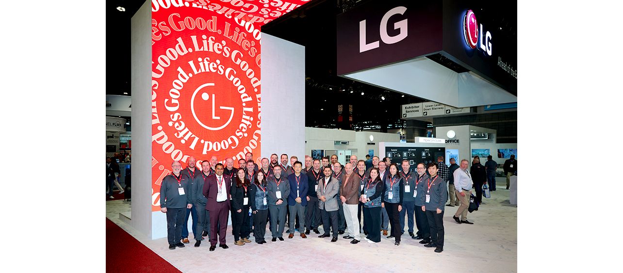 Şikago’da gerçekleştirilen AHR EXPO Fuarı’na katılan ve fotoğraf için poz veren bir grup LG çalışanı.