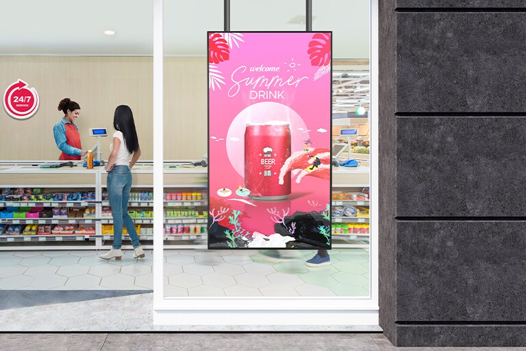 Perakende mağazasının içindeki pencereye kurulmuş geniş bir LED ekranı, cam içerisinden canlı ve parlak renklerle reklamları görüntülüyor.	