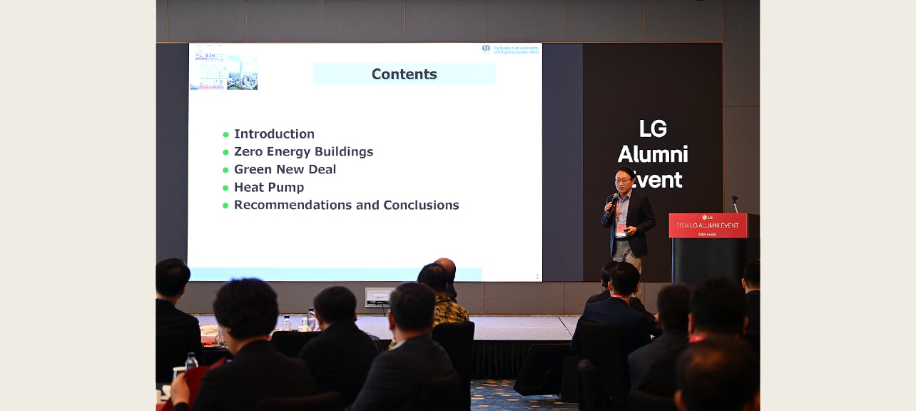Speaker presenting a slide titled 'Contents' at the 2024 LG Alumni Event, with topics including Introduction, Zero Energy Buildings, Green New Deal, Heat Pump, and Recommendations and Conclusions.显示