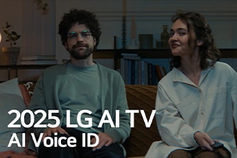 Tiêu đề hiển thị là LG AI TV 2025, Al Voice ID. Một người đàn ông và phụ nữ đang cầm điều khiển từ xa TV đang ngồi trên ghế dài.