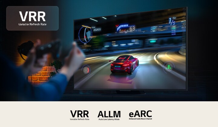 Tay cầm điều khiển game trước màn hình hiển thị trò chơi đua xe. Logo VRR nằm ở góc trên bên trái. Logo Nvidia GeForce Now và các chứng nhận liên quan được hiển thị.