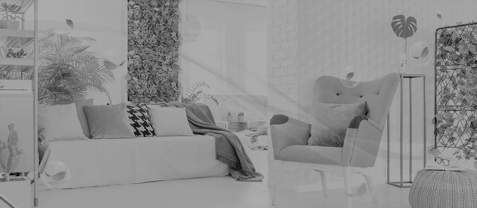 Bộ ghế dài màu xám chiếm vị trí trung tâm trong phòng khách tràn ngập cây xanh tươi tốt trong khi những dòng nước xanh trắng chạy ngang qua căn phòng.