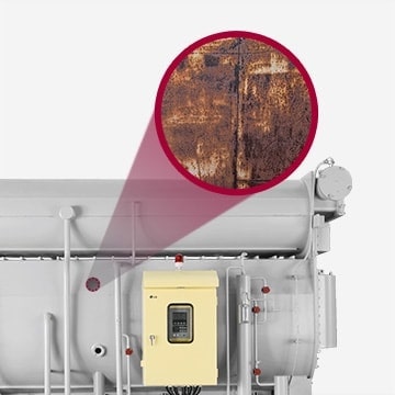 Chiller đặt trên nền trắng và đường ống bên trong bị gỉ sét được phóng to nổi bật lên.