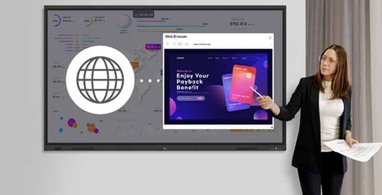 Trong buổi thuyết trình, một người phụ nữ đang sử dụng tính năng trình duyệt web, tìm kiếm theo thời gian thực và chia sẻ kết quả với người khác.