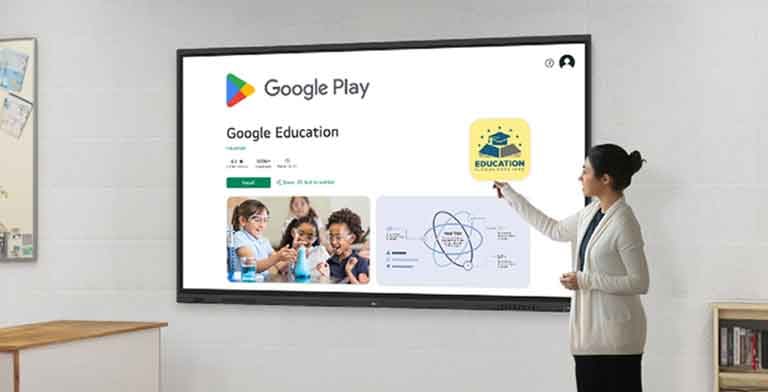 Một người phụ nữ đang duyệt tìm trong Google Play Store, tải xuống các ứng dụng giáo dục. Có thể thực hiện vì LG CreateBoard là bảng kỹ thuật số tương tác có Chứng nhận Google.