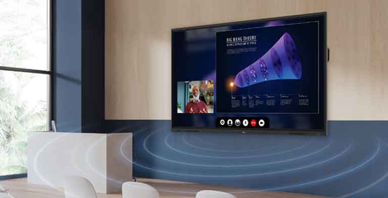 Bảng kỹ thuật số tương tác của LG được gắn trên tường phòng giảng dạy và một bài giảng từ xa đang được thực hiện thông qua màn hình với loa trước và loa siêu trầm.
