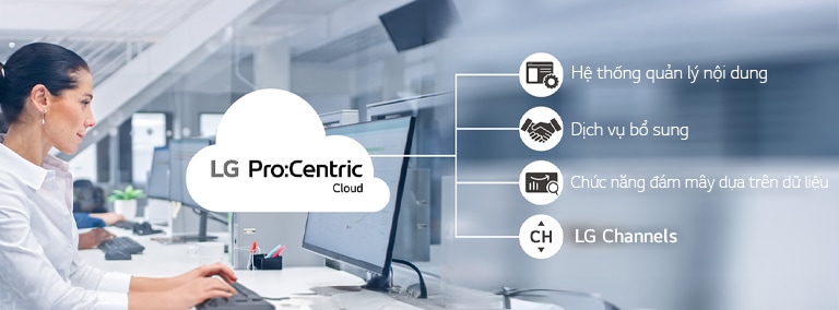 Người phụ nữ đang làm việc thông qua Pro:Centric Cloud.