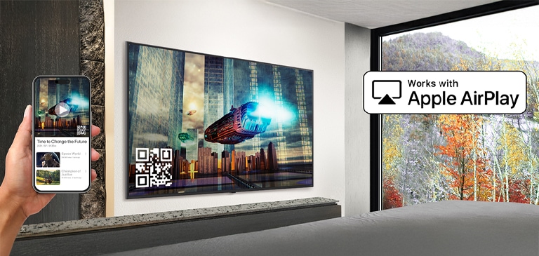 Một vị khách trong khách sạn đang ghép nối iPhone với TV trong phòng thông qua AirPlay.