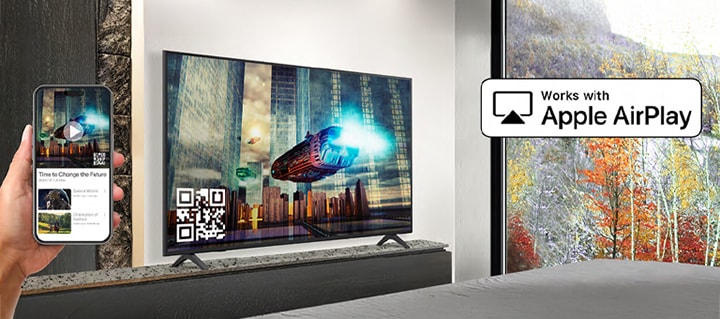 Một vị khách trong khách sạn đang ghép nối iPhone với TV trong phòng thông qua AirPlay.