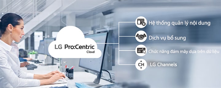 Người phụ nữ đang làm việc thông qua Pro:Centric Cloud.